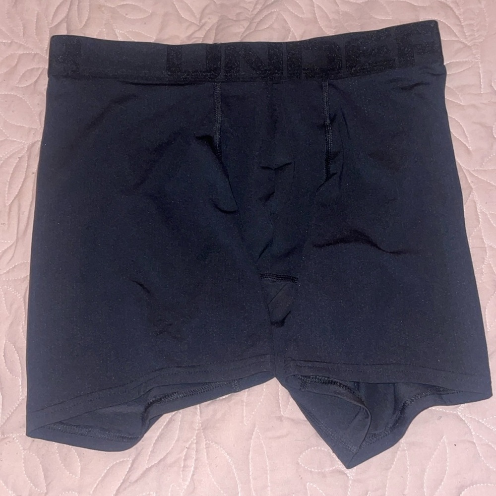 Black men's Under Armor Boxers Medium